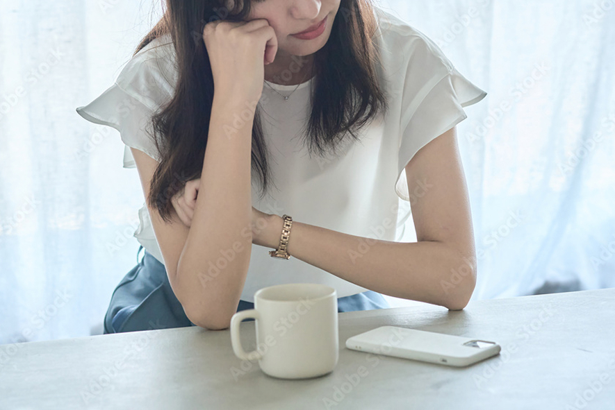不調で悩んでいる人の写真