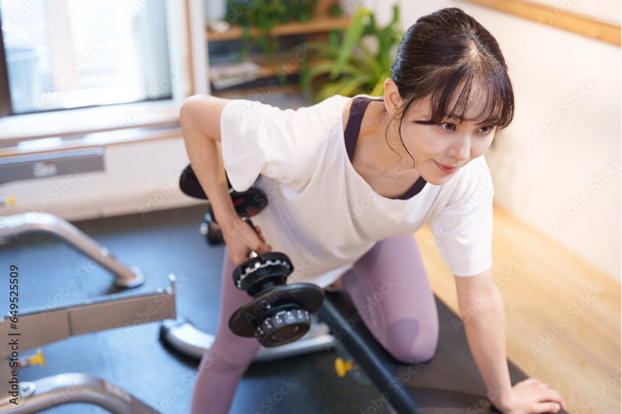 トレーニングしている女性の写真