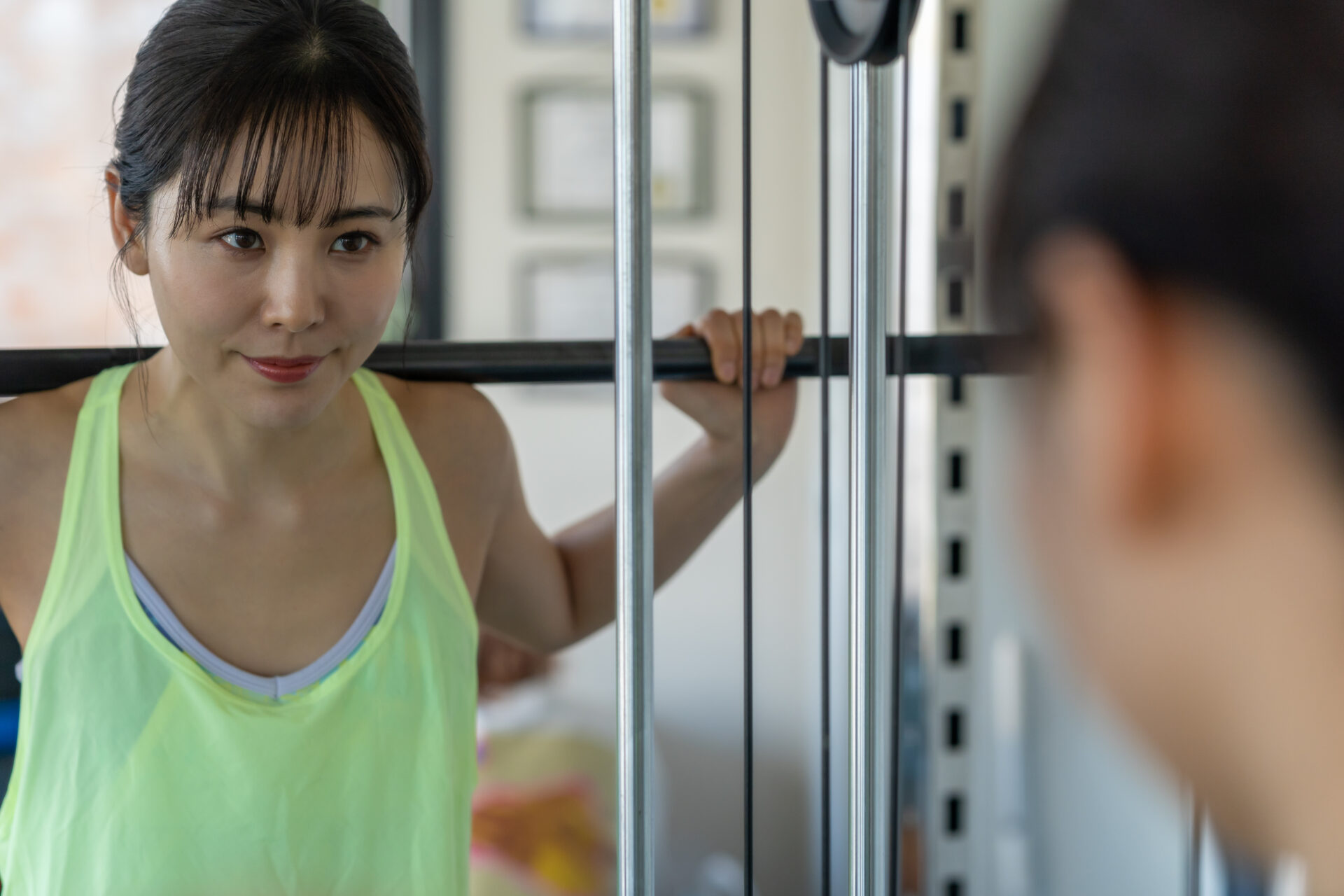 トレーニングしている女性の写真